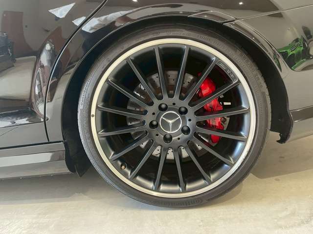 パフォーマンスパッケージはレッドキャリパー/19インチホイールが装着されます。