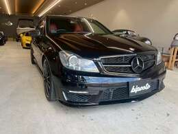 希少なC63が入荷いたしました。AMGカーボンパッケージ/パフォーマンスパッケージ付きです。