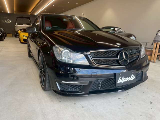 希少なC63が入荷いたしました。AMGカーボンパッケージ/パフォーマンスパッケージ付きです。