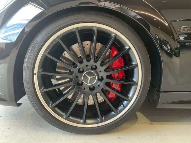 車高調によりローダウンされております。