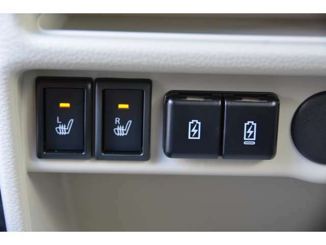 USB電源ソケット（Type-A、Type-C）が付き！運転席・助手席にはシートヒーターも付いています♪お問い合わせは079-280-1118、カーズカフェ　カーベル姫路東までお気軽にお電話ください