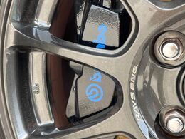 【ブレンボ製キャリパー】ハイパワー車両には強力なブレーキが必須！世界のスーパーカーにも採用されるイタリアの高級メーカー「ブレンボ」を装着！色鮮やかなキャリパーがスポーティな印象を引き立てます♪