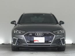 Audiデザインの特徴であるシングルフレームグリルが存在感を主張します。