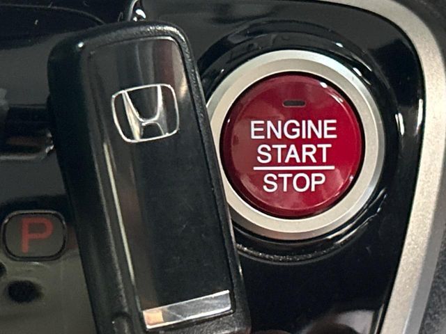 【Hondaスマートキー】カバンやポケットに入れたままでもドアの施錠・解錠が可能なスマートキーを装備。エンジンのオン・オフ時もカギを取り出す必要が無いからとっても便利です♪