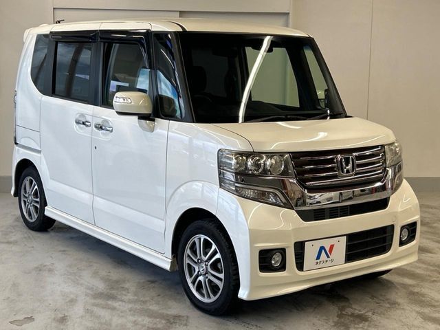 大好評のボディコーティング「弾スプラッシュコート」もご納車までに施工可能。通常のガラスコートと異なる、耐久年数6年の無機質ガラスコーティングが、ボディをキレイな状態に保ってくれます。