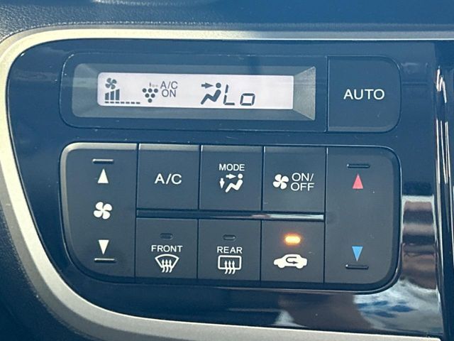 【オートエアコン】一度お好みの温度に設定すれば、車内の温度を検知し風量や温度を自動で調整。暑い…寒い…と何度もスイッチ操作をする必要はありません。快適な車内空間には必須の機能ですね♪