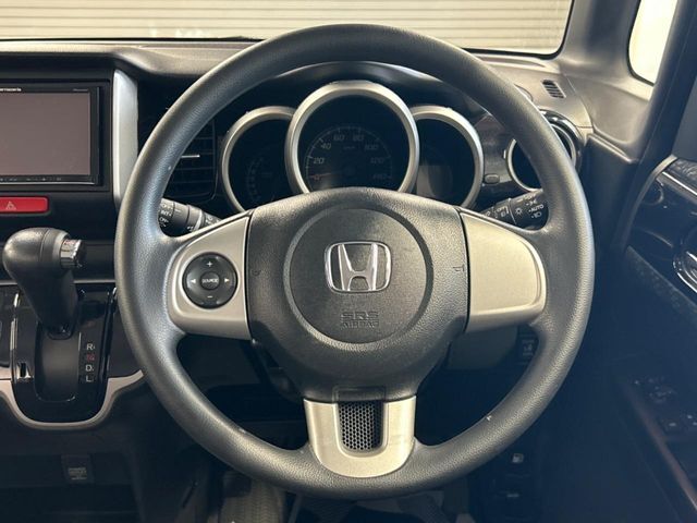 インテリアに合わせたデザインのステアリングは、運転される方のことも考え、運転しやすい形状、大きさです。是非一度、実際に触ってお確かめください。