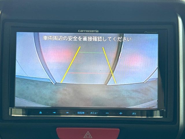 【バックカメラ】駐車時に後方がリアルタイム映像で確認できます。大型商業施設や立体駐車場での駐車時や、夜間のバック時に大活躍！運転スキルに関わらず、今や必須となった装備のひとつです！