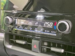 【オートエアコン】一度お好みの温度に設定すれば、車内の温度を検知し風量や温度を自動で調整。暑い…寒い…と何度もスイッチ操作をする必要はありません。快適な車内空間には必須の機能ですね♪