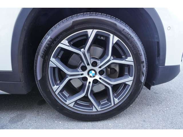 BMW承認の純正タイヤを装備しております☆お問合せ（無料ダイヤル）0078-6002-613077迄お待ちしております。大阪府吹田市芳野町5-55　毎水曜、第二火曜日定休　営業時間10：00～19:00