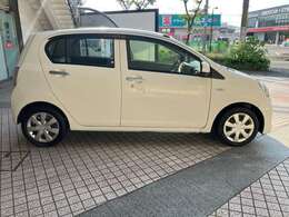 当店は整備だけでなく、仕上げレベルにおいても自信があります！足がよく当たるドア内張りも綺麗にクリーニングしています！