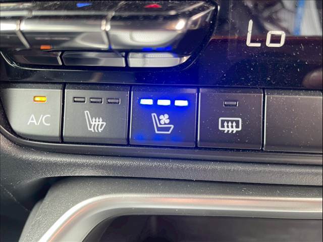 夏場に快適な「シートエアコン」を搭載。レザー特有の熱量を防ぎます！！