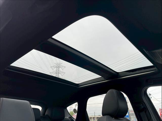 開放感あふれるドライブをお楽しみいただけるサンルーフを装備。天気の良い日にサンルーフを開けると気分が高まりますね！