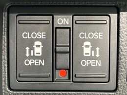 【両側パワースライドドア】スマートキーや運転席のスイッチで後席両側スライドドアの開閉が可能♪電動だから力を入れてドアを開ける必要が無く、小さなお子様でも簡単に開け閉めでき快適です♪