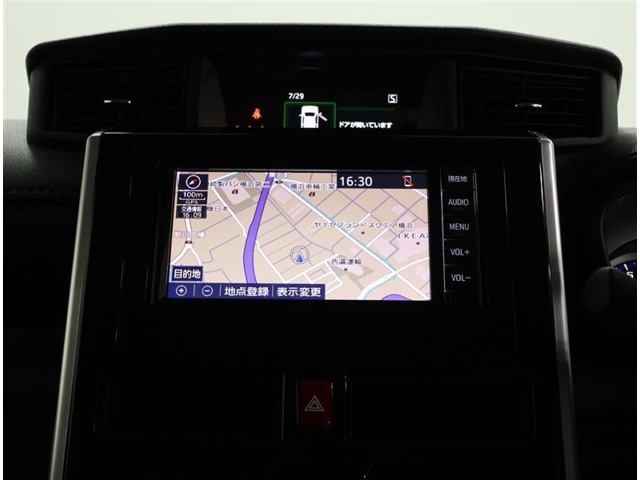 純正ナビ付です。地図はもちろんTVも楽しめます。室内も専門のスタッフによる清掃済みでキレイです。是非一度ご覧下さい！