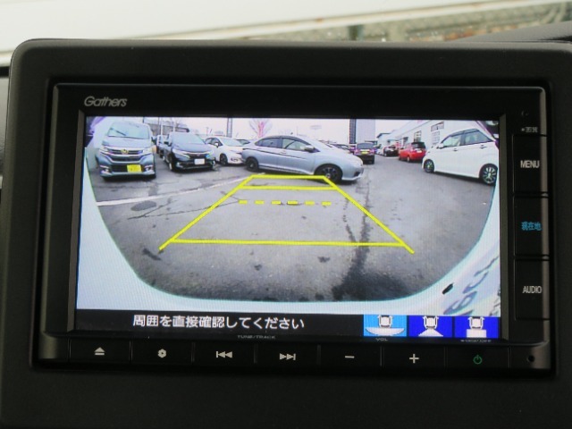 車庫入れ・駐車を安心サポート！バックカメラ装備です。
