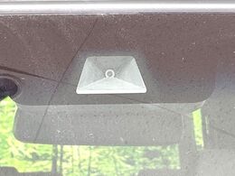 【ホンダセンシング】走行中に前方の車両等を認識し、衝突しそうな時は警報とブレーキで衝突回避と被害軽減をアシスト。より安全にドライブをお楽しみいただけます。