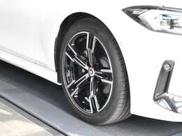 保証に関しましては全国どこのディーラーでもご使用いただける認定中古車保証が付きます。アフターメンテナンスもお近くのディーラーにて行うことができますので安心してお乗りいただけます。