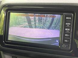 【バックカメラ】駐車時に後方がリアルタイム映像で確認できます。大型商業施設や立体駐車場での駐車時や、夜間のバック時に大活躍！運転スキルに関わらず、今や必須となった装備のひとつです！