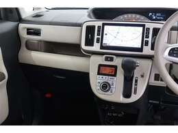 【まるまるクリーニング】内装工程では、中古車を気持ちよくお乗りいただけるよう清掃しております。シートの洗浄はもちろん、ニオイの元となるフロアカーペットまで洗浄・消臭を実施。