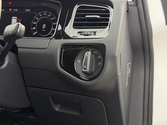 豊富な知識と経験を持つベテランスタッフが丁寧にご案内。押し売りは一切せず、お客様のペースでゆっくり車選びをお楽しみいただけます。初めての方でも安心です。