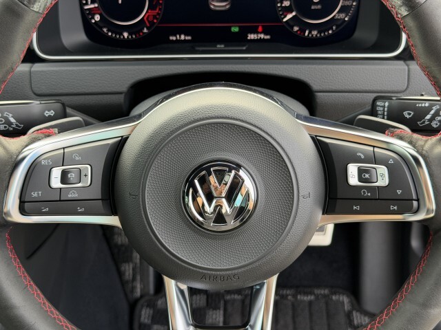 お買い上げ頂いた車へのナビやドラレコ等の取付、乗せ換えも承っています。お気軽にご相談下さい。