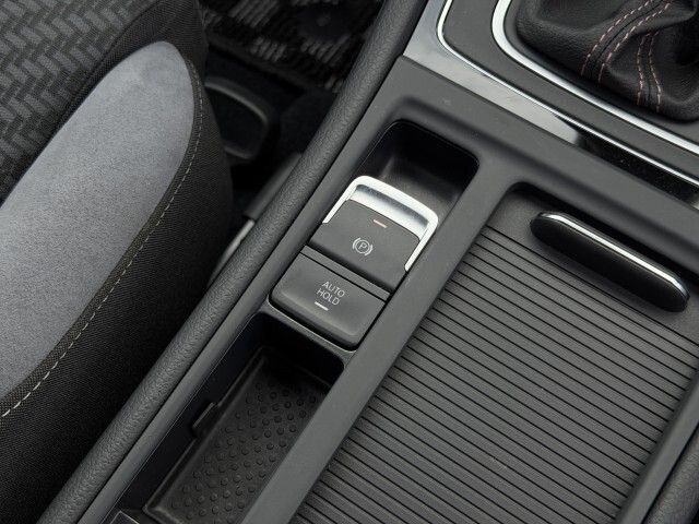 都城本社には自動車保険専任スタッフが在籍する保険課を設けています。車選びはもちろん自動車保険のご相談も可能です。お客様のカーライフをトータルでサポートいたします。