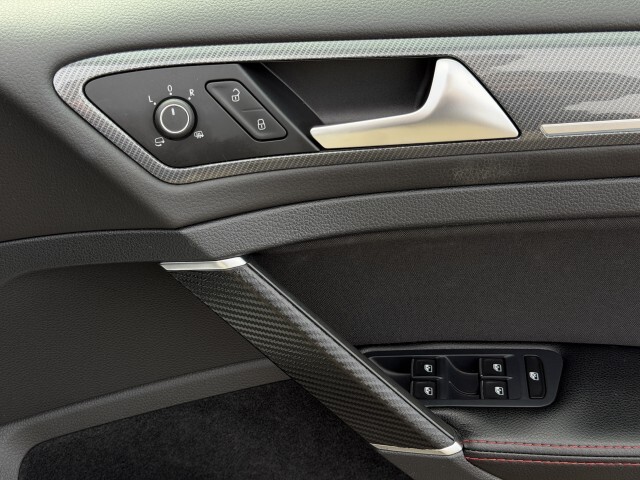 鹿児島店では認証工場を併設しベテランの国家資格整備士が全車を点検整備。国産車は6ヶ月または5000kmの保証付きで納車後も安心してお乗りいただけます。