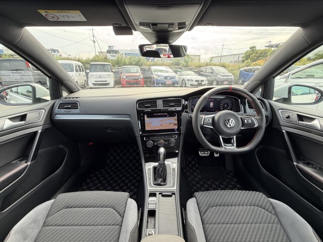 展示車両の価格は登録費用や整備、クリーニング、修繕費用等も全て含んだ支払総額表示です。追加で費用が発生する事はありません。安心してご覧下さい。