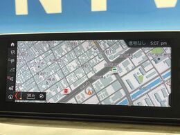 ●純正ナビ:一体感のあるナビは、高級感ある車内を演出してくれます。オーディオ機能も充実しておりますので、運転もより楽しめます♪