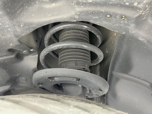 お車を安心してお乗りいただく為には、足回りの定期点検が欠かせません。サービスサポート（有償保証）では無料点検もご提供しており、安心のカーライフをお過ごしいただけるサポート体制が整っています。