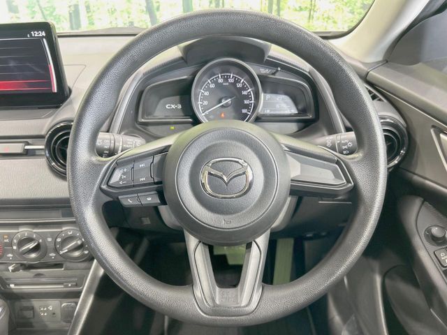 インテリアに合わせたデザインのステアリングは、運転される方のことも考え、運転しやすい形状、大きさです。是非一度、実際に触ってお確かめください。