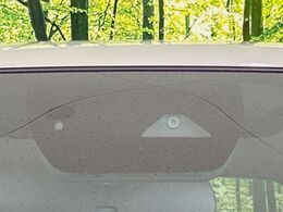 【スマートシティブレーキサポート】低速走行中に前方の車両等を認識し、衝突しそうな時は警報とブレーキで衝突回避と被害軽減をアシスト。より安全にドライブをお楽しみいただけます。