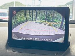 【バックカメラ】駐車時に後方がリアルタイム映像で確認できます。大型商業施設や立体駐車場での駐車時や、夜間のバック時に大活躍！運転スキルに関わらず、今や必須となった装備のひとつです！