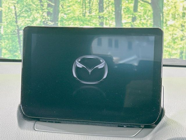 【8インチマツダコネクト】車内の雰囲気にマッチした大型のディスプレイ。スマホ接続でのナビ使用やBluetooth再生等、様々な機能が楽しめます。直感的なダイヤル操作が可能で、使い勝手も良好です。