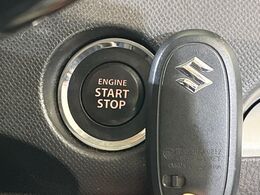 【キーレススタートシステム】カバンやポケットに入れたままでもドアの施錠・解錠が可能なスマートキーを装備。エンジンのオン・オフ時もカギを取り出す必要が無いからとっても便利です♪