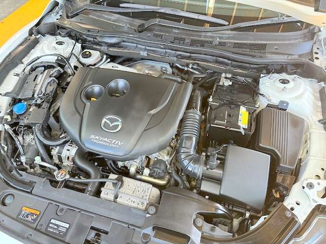 エンジンルームの状態もキレイで機関も良好です！当社では仕入時に90ヵ所以上の点検項目の確認や試乗も実施してます！問題のない車両を店頭にて販売しております！