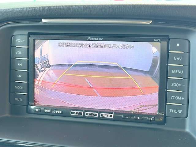 バックカメラがついて後方確認が簡単にできます！苦手としている車庫入れ等も安心して出来ますね！凄く需要の高い装備ですので、最初から付いていれば言う事なしですよね！？