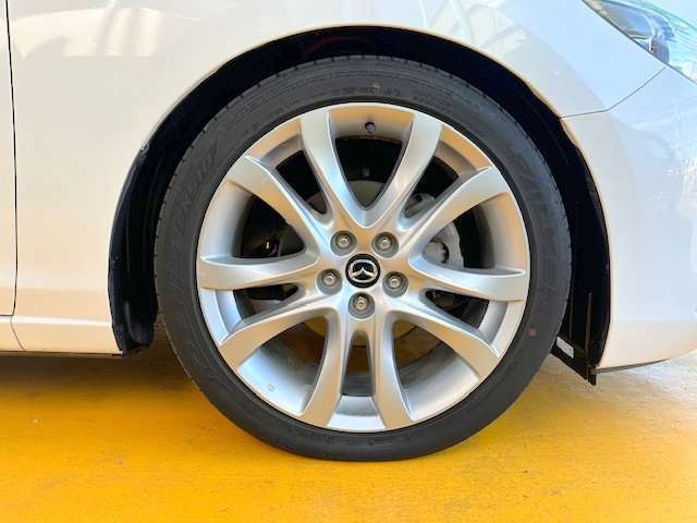 純正19インチアルミです！新品タイヤをご希望の方は遠慮なく申し付けて下さい！！