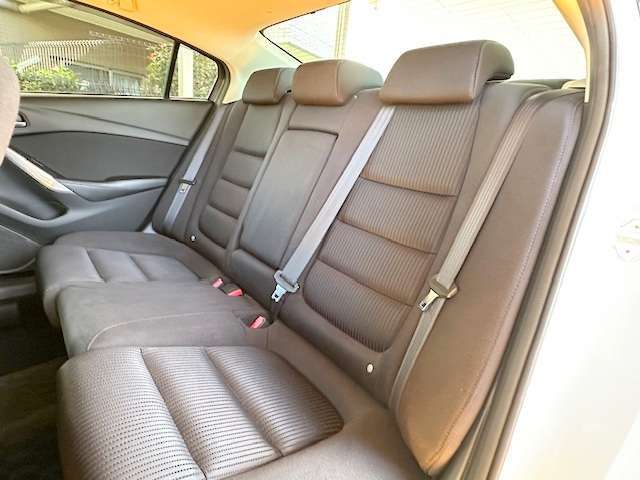 ゆったり座れるリアシート！足元スペースも広々としていて、乗り心地も良いです！シートの座り心地も良くてくつろげますよ♪