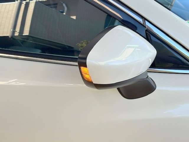 ミラーウィンカーは歩行者の視線の高さに合わせて目に付きやすく、安全性が高まります！それに見た目もオシャレですよね！最近では多くなってきました！ちゃんと付いてますよ！！