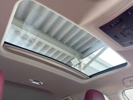 【サンルーフ】開放感たっぷりの希少装備、サンルーフが装着されています！車内に明かりを取り入れたり景色を楽しむ以外にも、車内の空気も簡単に換気できて快適です！