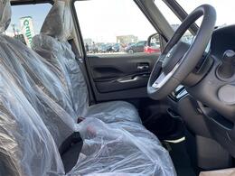 【運転席】座り心地が良いシートなので長時間の運転でも快適にお過ごしいただけます。新品のフロアマットのご注文も可能です。掲載箇所以外にご希望の写真がございましたらお気軽にお問い合わせ下さい。