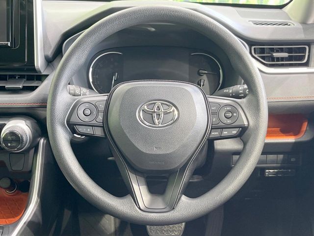 インテリアに合わせたデザインのステアリングは、運転される方のことも考え、運転しやすい形状、大きさです。是非一度、実際に触ってお確かめください。