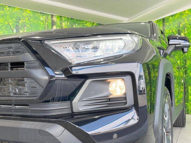 【LEDヘッドライト】悪天候や夜間走行時も良好な視界を確保し安心して運転できる高輝度LEDヘッドライトを装備！点灯速度が早く、消費電力も抑えられています。