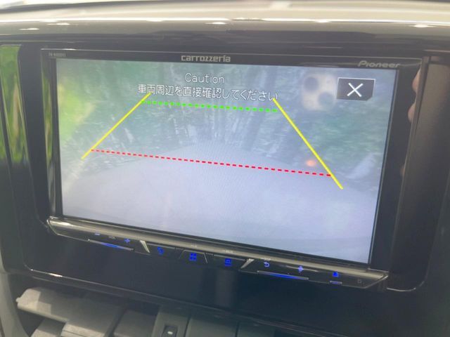 【バックカメラ】駐車時に後方がリアルタイム映像で確認できます。大型商業施設や立体駐車場での駐車時や、夜間のバック時に大活躍！運転スキルに関わらず、今や必須となった装備のひとつです！