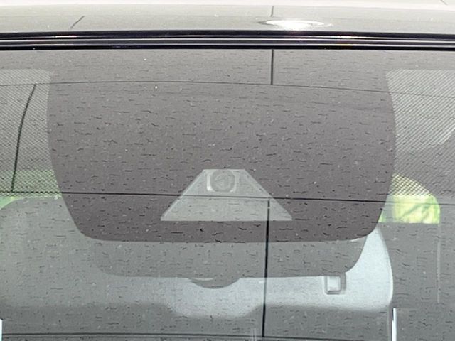 【プリクラッシュセーフティ】前方の車両等を検知し、衝突しそうな時は警報で注意を促し、ブレーキを踏む力をサポート。ブレーキを踏めなかった場合は衝突被害軽減ブレーキが作動、衝突回避をサポートします。