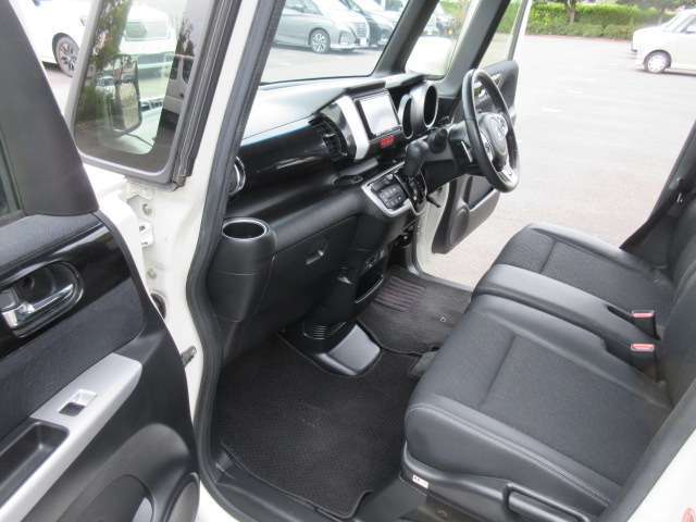 BluetoothナビTV　両側パワースライドドア　ハーフレザー　バックカメラ　ETC　パドルシフト　クルーズコントロール　HIDライト　オートライト　純正15AW　スマートキー2本　革巻ステアリング