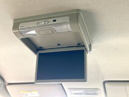 【フリップダウンモニター】大画面モニターで後席でもエンタメをお楽しみいただけます。小さなお子様にも大人気の装備です♪