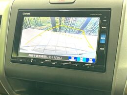 【バックカメラ】駐車時に後方がリアルタイム映像で確認できます。大型商業施設や立体駐車場での駐車時や、夜間のバック時に大活躍！運転スキルに関わらず、今や必須となった装備のひとつです！